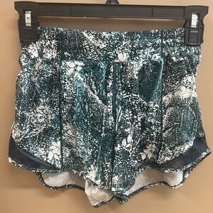 Lululemon Hotty Hot Short ll *Long 4” Wildwood White 
Multi / Nocturnal Teal